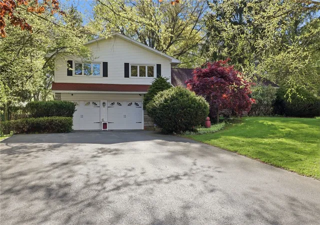 2nd image of 58 Landsdowne Ln, Pittsford, NY 14618 | MLS# R1681746