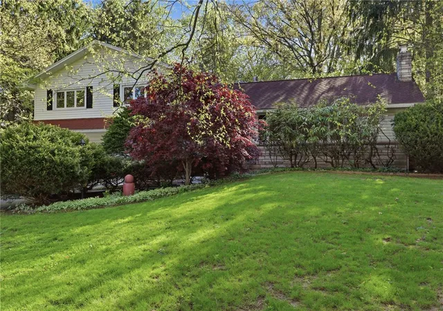 3rd image of 58 Landsdowne Ln, Pittsford, NY 14618 | MLS# R1681746