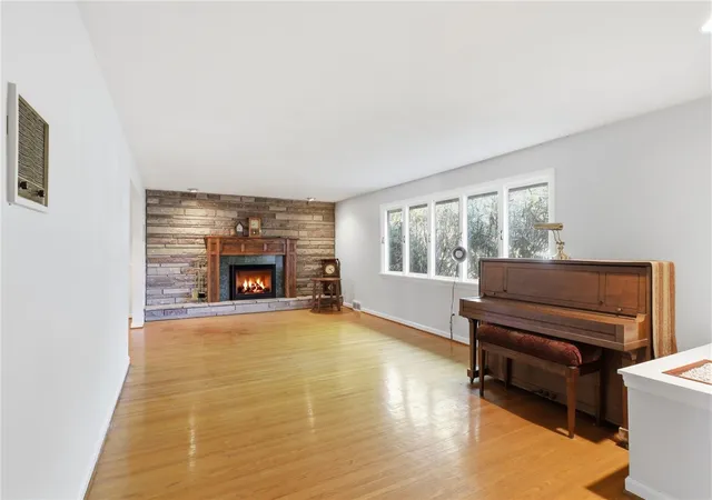 5th image of 58 Landsdowne Ln, Pittsford, NY 14618 | MLS# R1681746