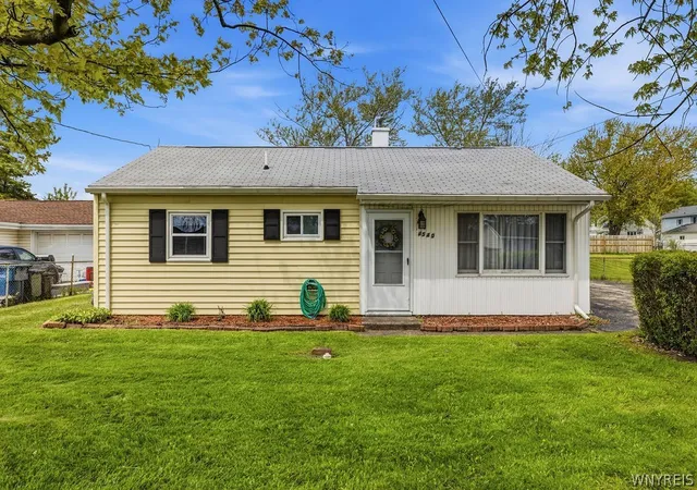 Homes for sale in Niagara, NY | 4540 Isherwood Dr, Niagara, NY 14305 | MLS# B1679780