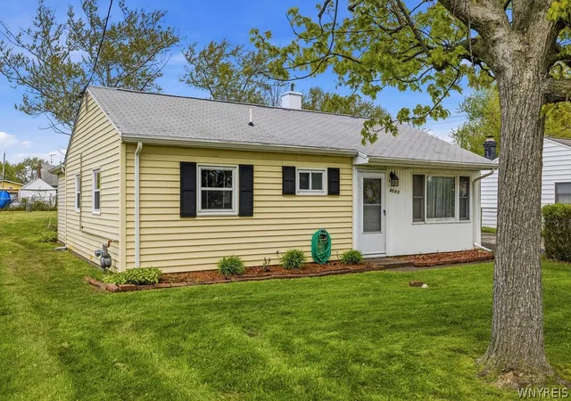Homes for sale in Niagara, NY | 4540 Isherwood Dr, Niagara, NY 14305 | MLS# B1679780