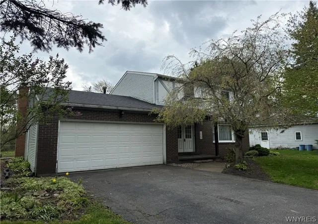 Homes for sale in Lewiston, NY | 4669 W Park Dr, Lewiston, NY 14092 | MLS# B1681375