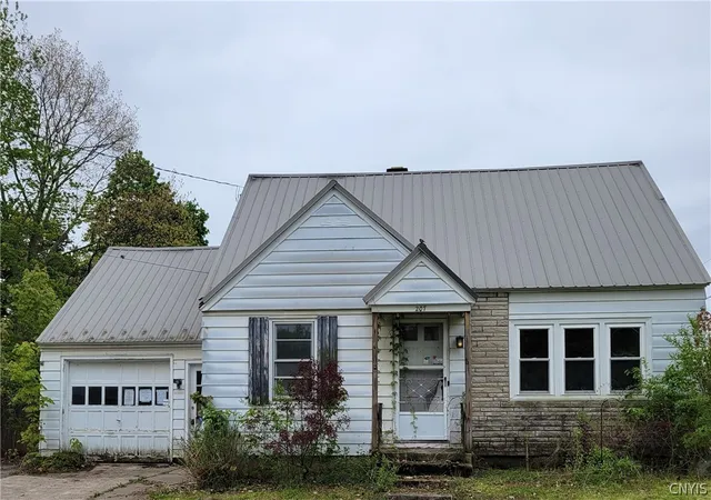 Homes for sale in Syracuse, NY | 207 Brooklea Dr, Syracuse, NY 13207 | MLS# S1681554