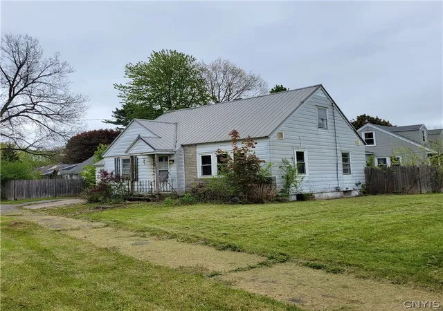 Homes for sale in Syracuse, NY | 207 Brooklea Dr, Syracuse, NY 13207 | MLS# S1681554