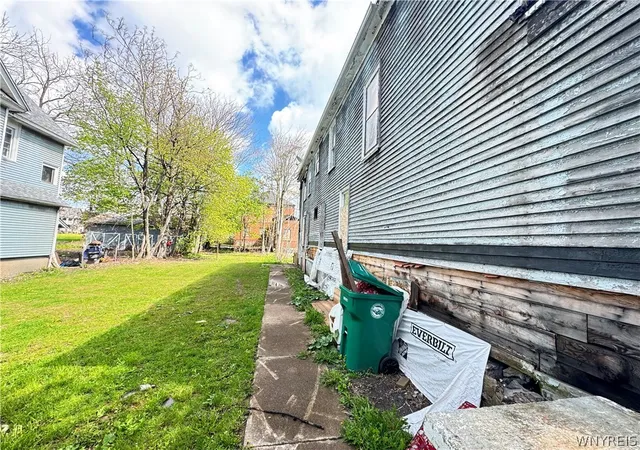 Listing Photo 4 - Condo for sale in building located at 1018 Cleveland Ave, Niagara Falls, NY 14305