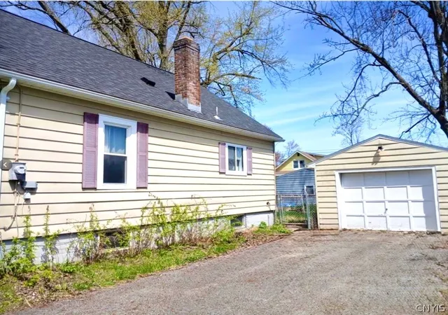 Photo 3 of Single family home for sale at 916 Elwood St, Rome, NY 13440 | MLS# S1682122 | Listing updated on 2026-07-21