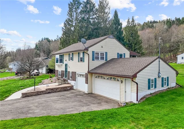 2nd image of 4 Preston Dr, Nanticoke, NY 13777 | MLS# R1682259