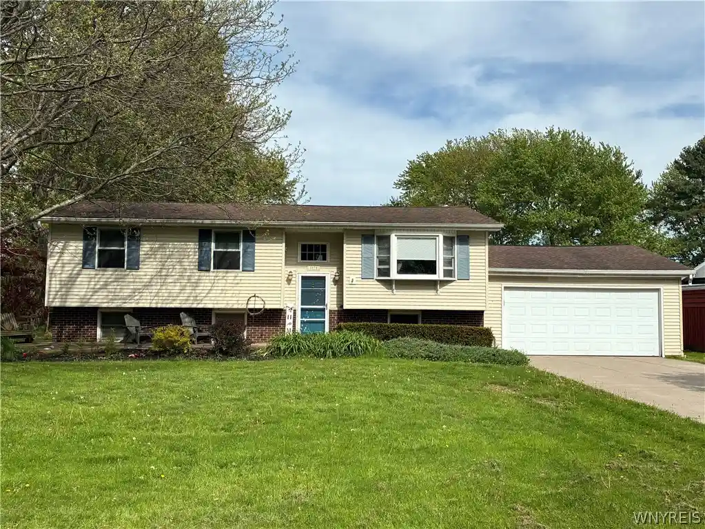 Photo 1 of Sale Pending at 3979 Ridgelea Dr, Lockport, NY 14094 | MLS# B1682331 | Listing updated on 2026-10-15