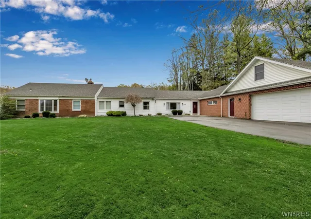 Homes for sale in East Aurora, NY | 280 Pine St, East Aurora, NY 14052 | MLS# B1682332