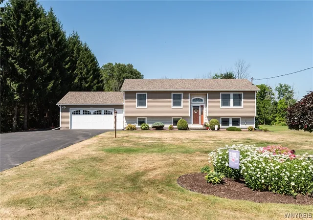 Homes for sale in Oakfield, NY | 7412 S Pearl Rd, Oakfield, NY 14125 | MLS# B1682183