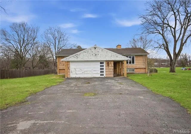 3rd image of 4238 Tonawanda Creek Rd, North Tonawanda, NY 14120 | MLS# B1681830