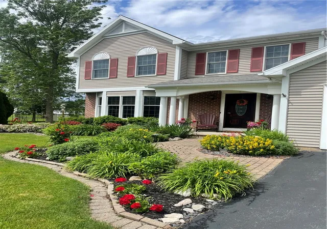 Homes for sale in Canandaigua, NY | 237 Pickering St, Canandaigua, NY 14424 | MLS# R1681435
