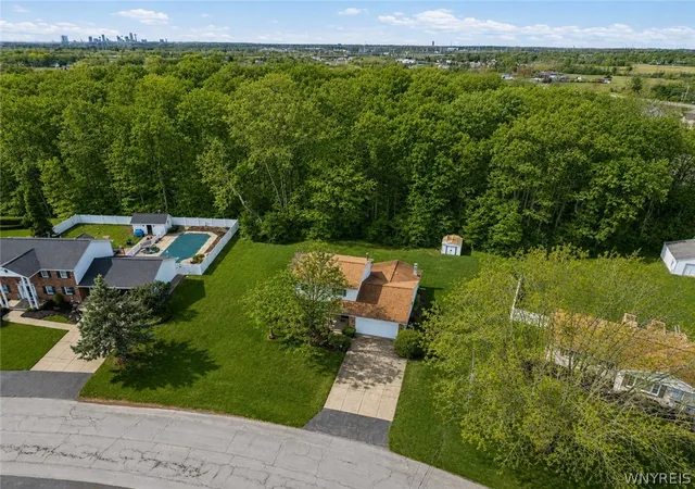 2nd image of 6888 Joanne Cir N, Niagara Falls, NY 14304 | MLS# B1682081