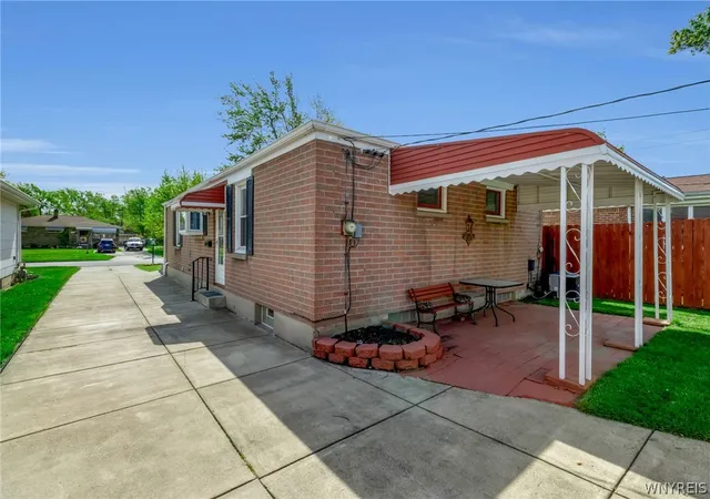 Homes for sale in Amherst, NY | 10 Alberta Dr, Amherst, NY 14226 | MLS# B1682523