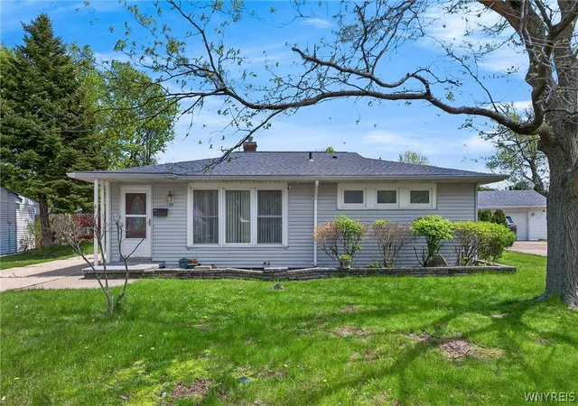 Homes for sale in Amherst, NY | 39 Mapleview Dr, Amherst, NY 14226 | MLS# B1682524