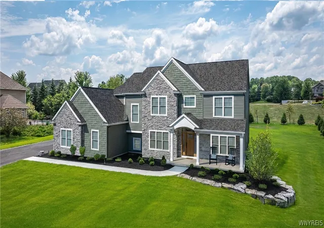 1st image of 19 Kestrel Ct, Orchard Park, NY 14127 | MLS# B1682903