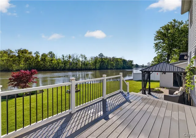 3rd image of 7690 Seneca Beach Dr, Baldwinsville, NY 13027 | MLS# S1682594