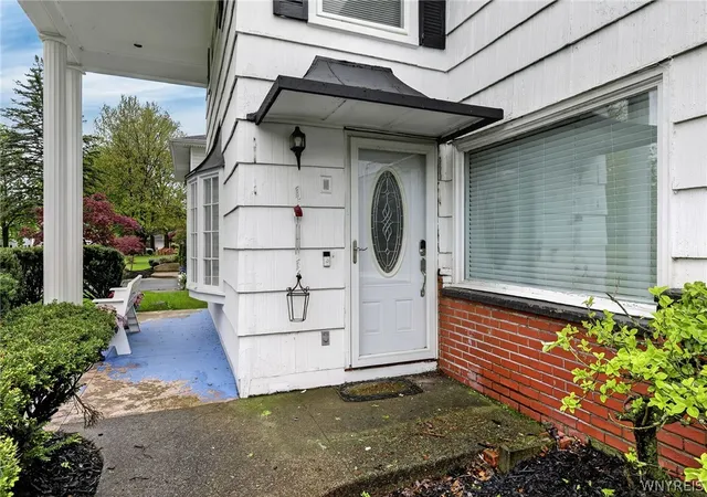 2nd image of 32 Hunters Ln, Buffalo, NY 14221 | MLS# B1683027