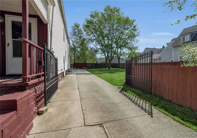 Homes for sale in Buffalo, NY | 95 Guernsey St, Buffalo, NY 14207 | MLS# B1682864