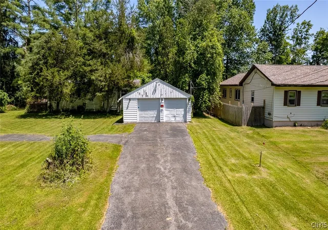 1st image of 8196 Kneeskern Rd, Bridgeport, NY 13030 | MLS# S1683161