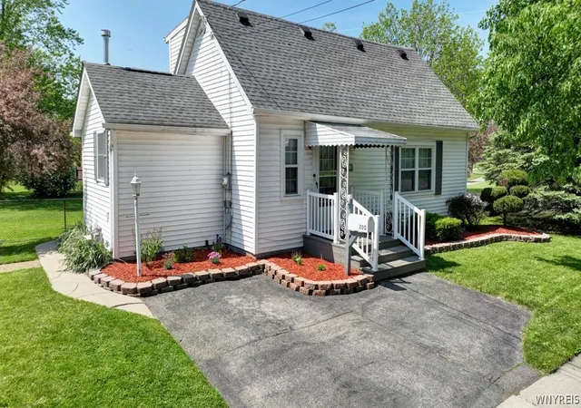 Homes for sale in West Seneca, NY | 200 Thorndale Ave, West Seneca, NY 14224 | MLS# B1683205