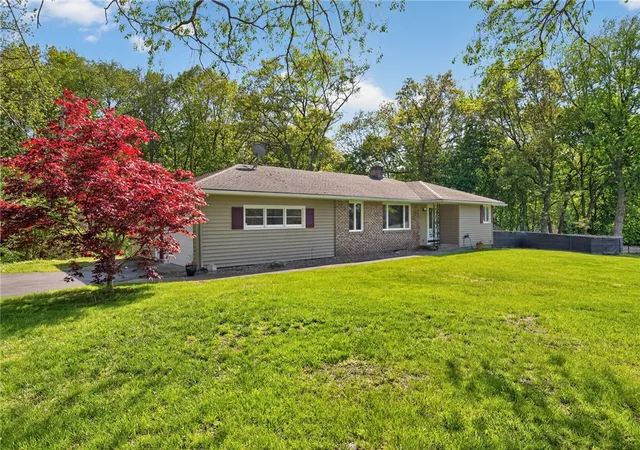 3rd image of 565 Bay Rd, Webster, NY 14580 | MLS# R1682736