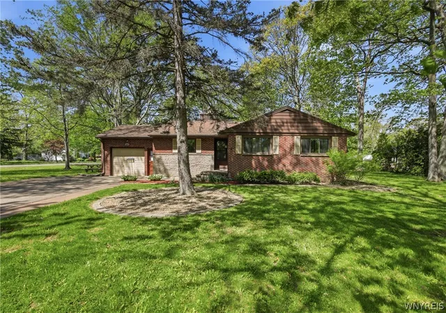 Homes for sale in Lewiston, NY | 5056 Bronson Dr, Lewiston, NY 14092 | MLS# B1676549