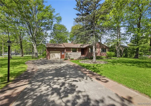 Homes for sale in Lewiston, NY | 5056 Bronson Dr, Lewiston, NY 14092 | MLS# B1676549