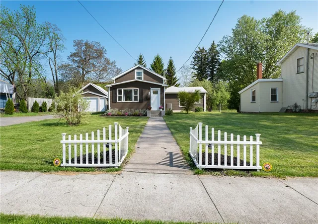 Homes for sale in Albion, NY | 437 East State Street, Albion, NY 14411 | MLS# R1683310