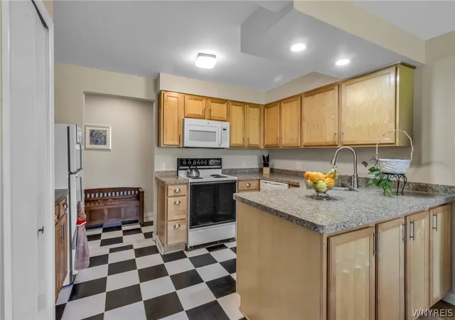 Homes for sale in Amherst, NY | 43 Bee Hunter Ct #A, Amherst, NY 14051 | MLS# B1683232