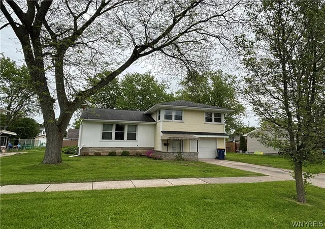 3rd image of 13 Eisenhower Dr, Lockport, NY 14094 | MLS# B1683400