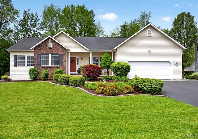 Homes for sale in Camillus, NY | 139 Golden Meadows Way, Camillus, NY 13164 | MLS# S1683611