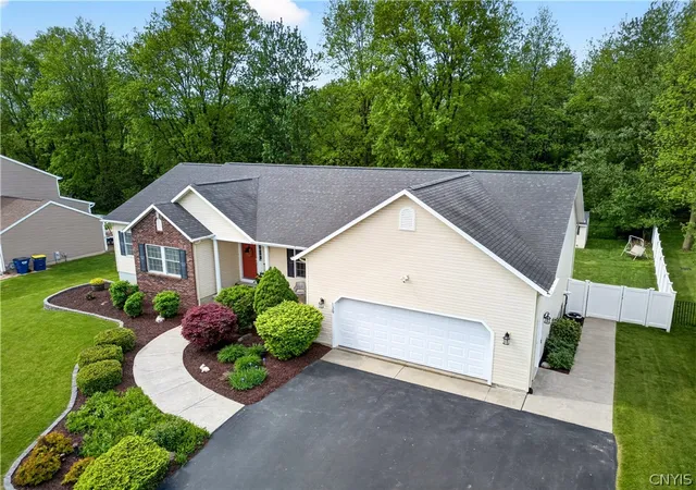 Homes for sale in Camillus, NY | 139 Golden Meadows Way, Camillus, NY 13164 | MLS# S1683611