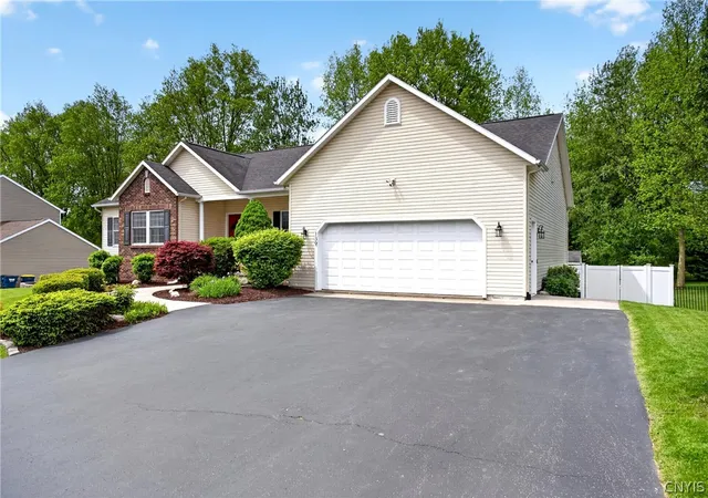 Homes for sale in Camillus, NY | 139 Golden Meadows Way, Camillus, NY 13164 | MLS# S1683611