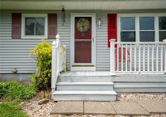 3rd image of 6453 Cloverleaf Dr, Lockport, NY 14094 | MLS# B1682823