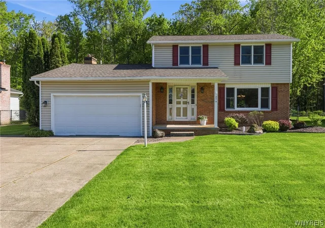 2nd image of 274 Fareway Ln, Grand Island, NY 14072 | MLS# B1683843