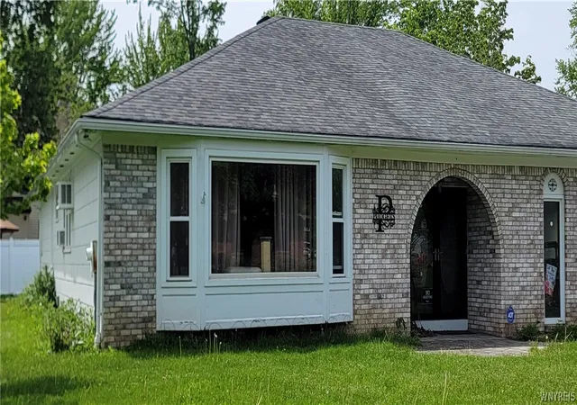 1st image of 808 Willow St, Lockport City, NY 14094 | MLS# B1684079