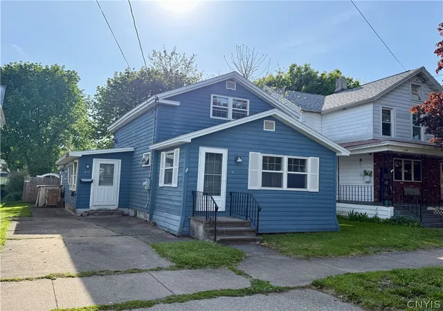 Homes for sale in Oswego, NY | 242 W 8th St, Oswego, NY 13126 | MLS# S1684143