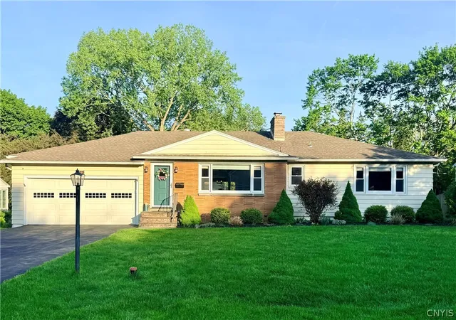 Homes for sale in De Witt, NY | 172 Winston Wy, De Witt, NY 13214 | MLS# S1684197