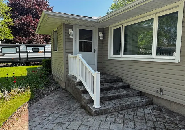 Photo 3 of Sale Pending at 4 Capri Dr, Rochester, NY 14624 | MLS# R1682600 | Listing updated on 2026-07-15