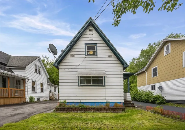 Photo 3 of Sale Pending at 211 Wetmore Park, Rochester, NY 14606 | MLS# R1684447 | Listing updated on 2026-07-19