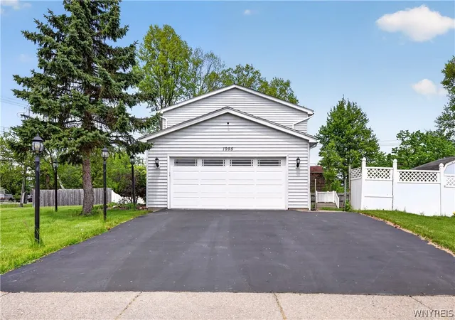 3rd image of 1995 Creekside Dr, Grand Island, NY 14072 | MLS# B1683663