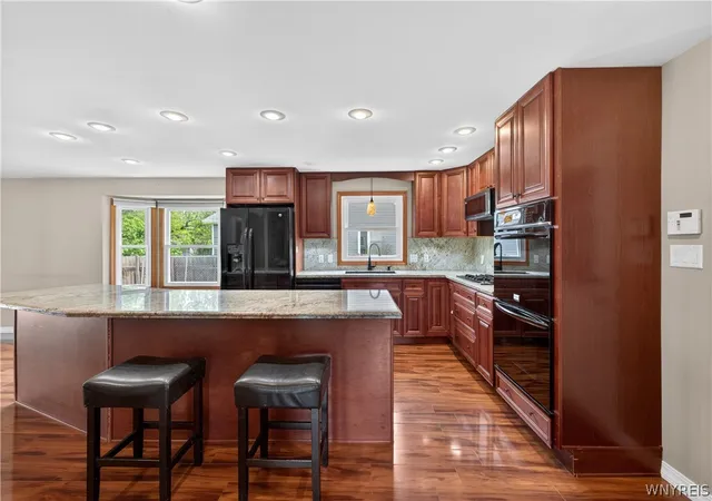 5th image of 1995 Creekside Dr, Grand Island, NY 14072 | MLS# B1683663