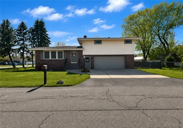 Homes for sale in Hamburg, NY | 1626 S Bend Ln, Hamburg, NY 14085 | MLS# B1678462