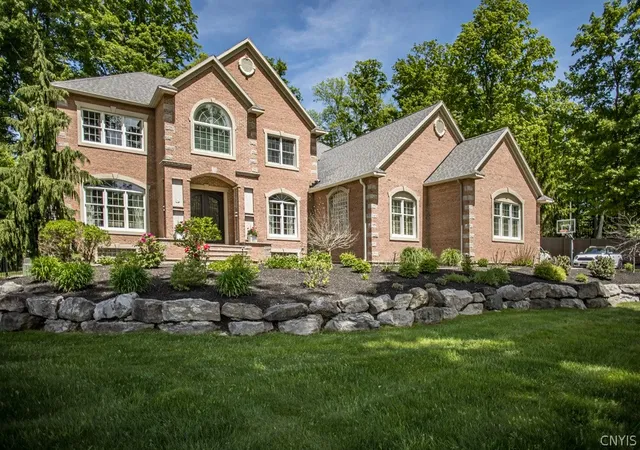 2nd image of 8267 Ashington Dr, Baldwinsville, NY 13027 | MLS# S1682800