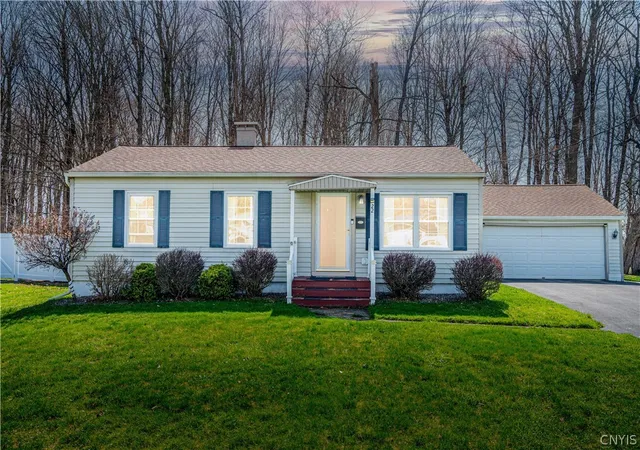 Homes for sale in Whitestown, NY | 22 Cedarbrook Crescent, Whitestown, NY 13492 | MLS# S1684581