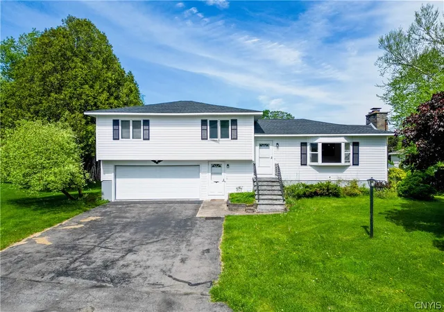 Homes for sale in Herkimer, NY | 810 Hillview Dr, Herkimer, NY 13350 | MLS# S1684651