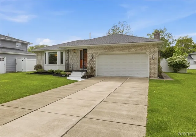Photo 2 of Sale Pending at 246 Willow Green Dr, Buffalo, NY 14228 | MLS# B1684484 | Listing updated on 2026-06-15
