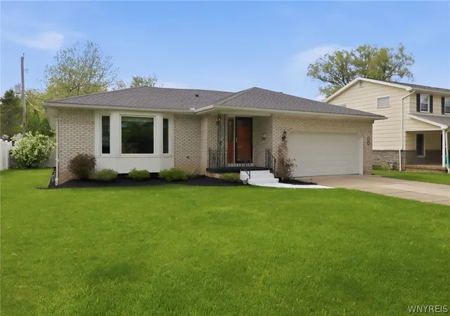 Photo 3 of Sale Pending at 246 Willow Green Dr, Buffalo, NY 14228 | MLS# B1684484 | Listing updated on 2026-06-15
