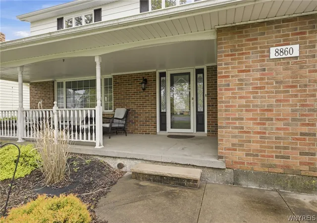 Homes for sale in Niagara, NY | 8860 Disney Dr, Niagara, NY 14304 | MLS# B1684824